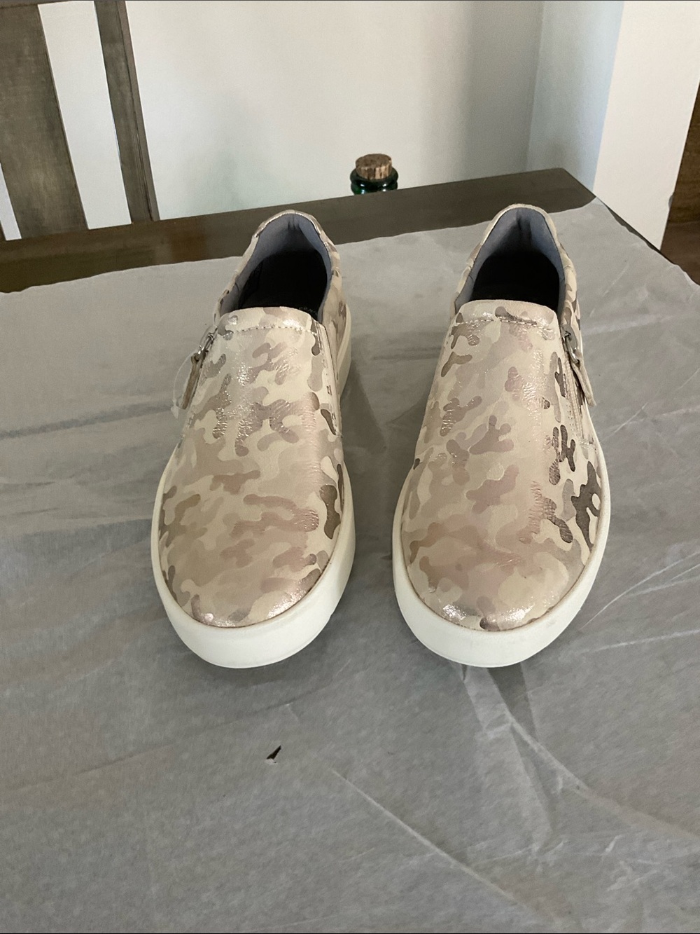 Clarks women's Shoes Slip On Layton Step Sneaker Gold  Camo Size 7M NWOB